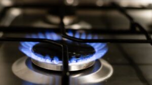 O Auxílio Gás 2026 ajuda famílias de baixa renda a custear o gás de cozinha.